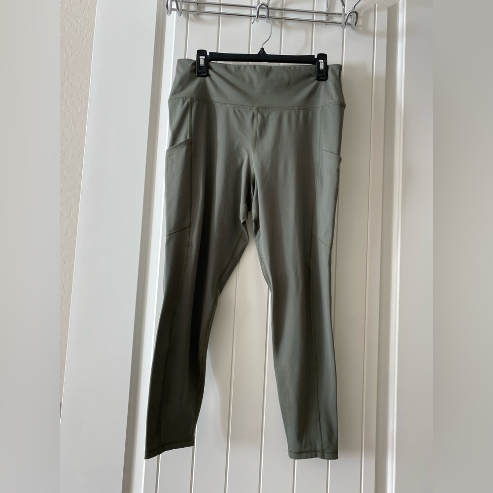 American Eagle The Everything Pocket Olive Green  Curvy Leggings.  Size L Short